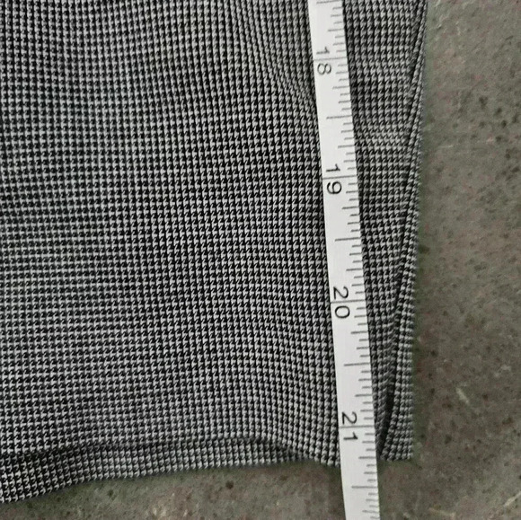 Chic Gray Pencil Skirt with Button Detail - Picture 4 of 5